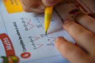 Эксперты ответили на вопрос о том, стоит ли помогать ребенку выполнять домашнее задание