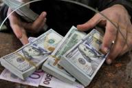 Белорусам рассказали, как в их кошельки попадает фальшивая инвалюта 