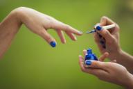 «У меня два образования, но я 9 лет занимаюсь маникюром на дому». Узнали, можно ли в этой сфере заработать хорошие деньги