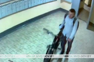 В Минске парень украл велосипед, хотя ездить на нем не умел. Милиция показала видео