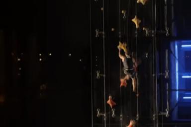 Человек забрался на 23-метровую стену за 12 секунд и победил лифт