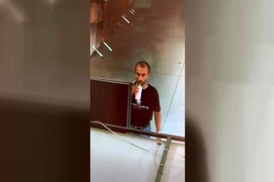 В Гродно мужчина, попивая кофе, стащил из магазина женский плащ