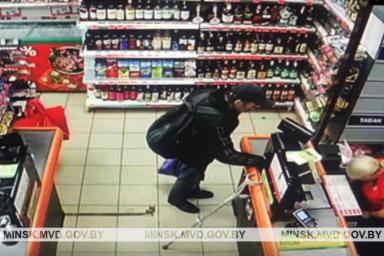В Минске мужчина расплатился в магазине чужой картой. Его разыскивают
