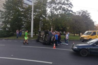 В Минске на площади Ванеева в результате ДТП опрокинулся Renault Duster