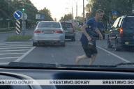 Парни выбежали на проезжую часть в Бресте: их ищет милиция 