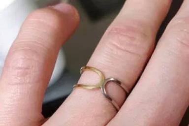 Невесту подняли на смех в сети за кольцо без бриллиантов