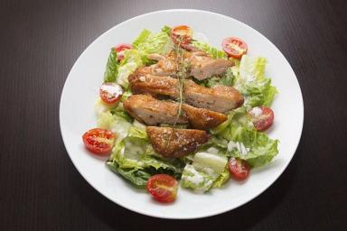 Вкусный овощной салат с имбирной курицей: простая закуска к вашему столу