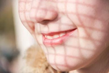 Девушки нашли странный способ увеличить губы без хирургов