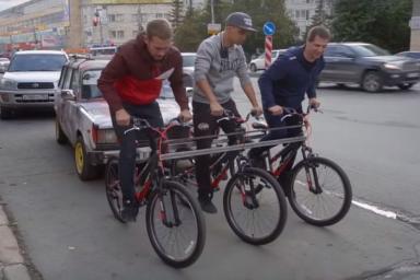 Блогеры выяснили, сколько нужно велосипедов, чтобы сдвинуть с места Жигули