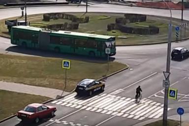 В Бресте случилось курьезное ДТП. Велосипедист протаранил автобус