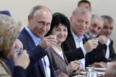 Путин выпил ту самую стопку водки, от которой отказался 20 лет назад