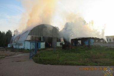 На одном из частных предприятий Полоцкого района загорелось сразу два здания