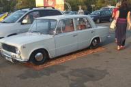 В центре Витебска водитель припарковал «Жигули»… на ковёр