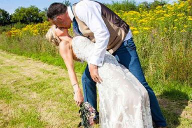 Женщина нашла применение свадебному платью в обычной жизни