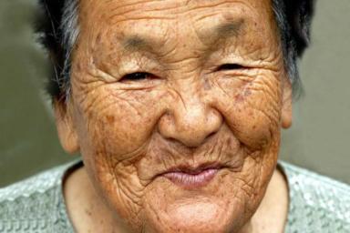 В Японии число столетних долгожителей превысило несколько десятков тысяч человек. 