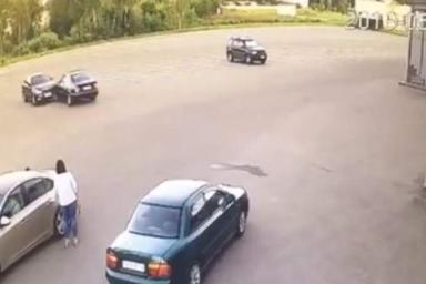 Перепутал педали? В Могилёве водитель BMW устроил необычное ДТП на парковке