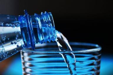 Медики предупредили об опасности бутилированной воды для женщин