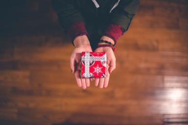 Какими подарками можно унизить человека: 5 вариантов