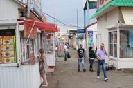 Одежда за два рубля и шаурма на каждом углу. Посмотрите, что продают на рынке в Ждановичах