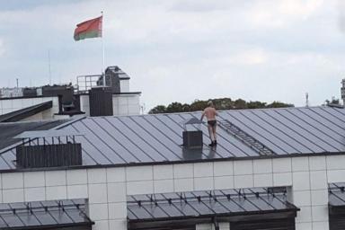 Мужчина в трусах и носках гулял по крыше Дома правосудия в Бресте