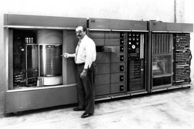 Известно, когда появился первый коммерческий компьютер с жестким диском. 