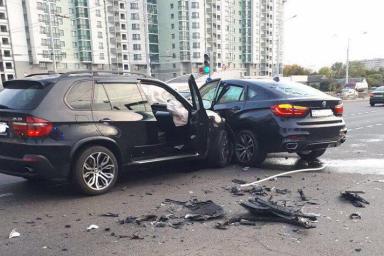 В Минске BMW X6 проехал на красный и врезался в BMW X5. Пострадал пассажир
