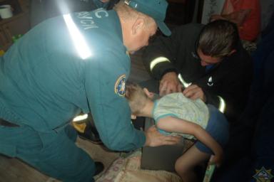 В Жлобине ребенок застрял в сабвуфере. Понадобилась помощь спасателей