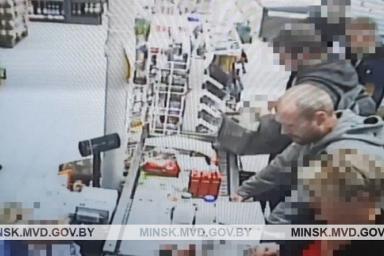 В Минске мужчина закупился по чужой банковской карте на 600 рублей. Грозит уголовное дело