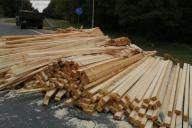 В Малоритском районе с прицепа грузовика на дорогу рассыпались брусья