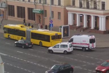 Необычное ДТП в центре Минска: пешеход врезался в автобус