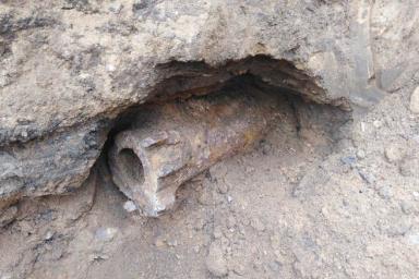 В Барановичах рабочие прокладывали канализацию и нашли артиллерийский ствол со снарядом внутри