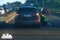 В Гродно сотрудники ГАИ на дороге помогли женщине заменить колесо