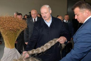 Лукашенко о реакции четы Трампов на подарки из белорусского льна: охают и ахают