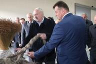 «Говорят, от онкологии лечит, но я мало верю»: Лукашенко рассказал, что у него много льняной одежды