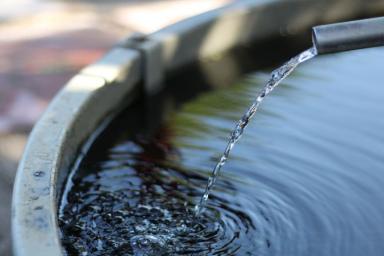Пенсионерке из Чечерского района выставили счет на холодную воду из колонки. Коммунальщики: норма 5 литров в сутки