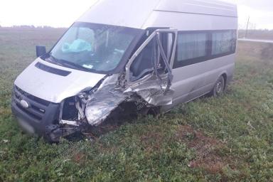 Двойная авария под Могилевом: микроавтобус врезался в «Опель», а тот сбил женщину на обочине
