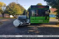 В Барановичах столкнулись такси и городской автобус. Пострадал пассажир