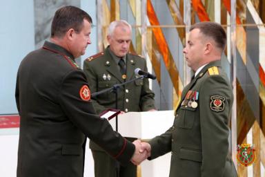 Министр обороны вручил орден офицеру, спасшему солдата-срочника при взрыве гранаты