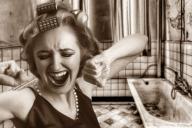 Врачи рассказали, почему женщинам опасно сдерживать эмоции