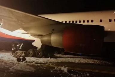 В Барнауле Boeing совершил аварийную посадку: загорелось шасси, пострадали 23 человека