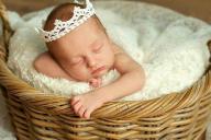 Зачем закрывать лицо ребенка на фотографии смайликом? Узнали мнения мам и психолога