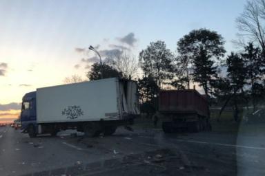 Серьезная авария в Минске: на МКАД столкнулись два грузовика и легковое авто