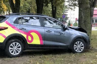 Водитель в Минске вогнал каршеринговое авто в дерево