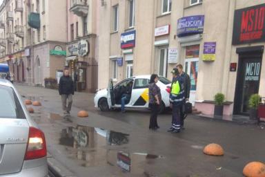 В центре Минска такси вылетело на тротуар и сбило девушку