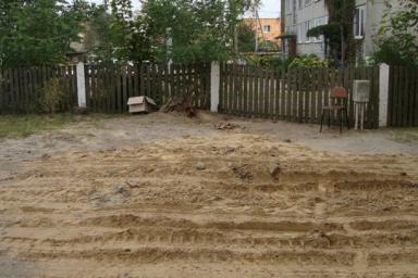 В Лунинецком районе на школьный двор вместе с песком привезли костные останки