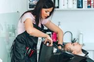 «Выходной, проведенный дома без работы, – впустую потраченное время». Откровение парикмахера