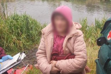 Удивительный случай в Минске: мужчина заметил в бинокль тонущую в болоте женщину, ее спасли