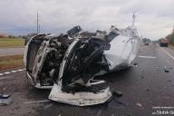 Жесткая авария на слуцкой трассе: одного водителя выбросило из салона, второй оказался под фурой