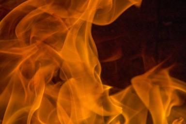 «Хотели посмотреть, как горит человеческая плоть»: подростки облили сверстника бензином и подожгли