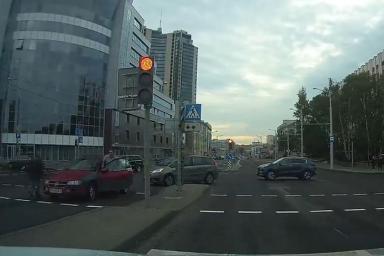 В Минске девушка на электросамокате врезалась в Opel